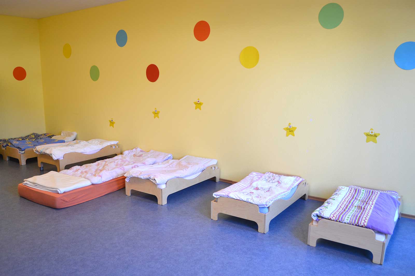 Nach dem Mittagessen wird aus dem Bewegungsraum ein Schlafraum mit einem Bett für jedes einzelne Kind.